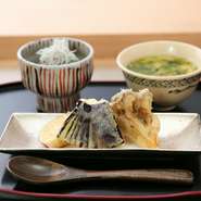 ランチセットに添えられる前菜は、季節の食材を使ったおひたし、茶碗蒸し、天ぷらなどから構成されます。だしの効いたおだやかな味わいが特徴。メインの海鮮料理とともに、和食の神髄を存分に堪能して。