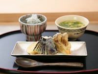 ランチセットに添えられる前菜は、季節の食材を使ったおひたし、茶碗蒸し、天ぷらなどから構成されます。だしの効いたおだやかな味わいが特徴。メインの海鮮料理とともに、和食の神髄を存分に堪能して。