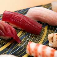 「鮨は全体のバランスが重要」と話す鳥羽氏。試行錯誤したという赤酢シャリと、旬のネタが絶妙なハーモニーを奏でています。地元食材を使った前菜とともに、調和の取れたおいしさを楽しんで。