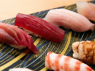 一つ一つが絶妙なバランスでおいしさを生み出す『握り鮨』