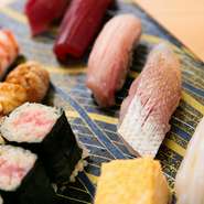 新鮮なネタのおいしさを引き立てているシャリ。一般には流通しないこだわりの米と、上質な赤酢とのバランス、そしてまろやかな味わいが特徴です。口の中でパラッとほどける、一粒一粒に注目して。