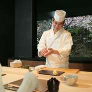 キーワードは「笑顔・笑声・笑心」。料理がおいしいことはもちろん、ゲストが楽しいひとときを過ごせるように、自ら笑顔で接客しているんだとか。彼のあたたかな心が、ゲストに豊かな時間を提供しています。