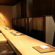 和の趣が感じられつつ、スタイリッシュなカウンター席が特徴の店内。ハイチェアで人目も気になりません。職人の後ろに見えるのは、季節ごとに移ろいゆく木々。おいしい食事と景色で、心癒される空間です。