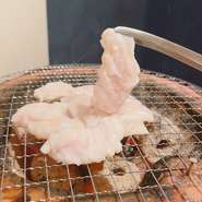 友人とホルモンを囲みつつ、会話を弾ませてみませんか。鮮度抜群のホルモンはクサみを感じさせないことも魅力。女子会の選択肢としてもオススメなホルモン専門店です。