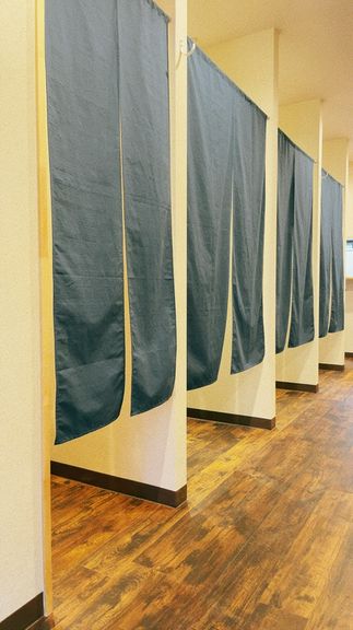 落ち着いた半個室で、絶品ホルモンを心ゆくまで満喫