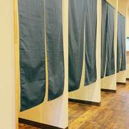 店内には多数の半個室を完備。暖簾と壁で区切られた空間では、視線を気にせず悠々自適にホルモンを楽しめます。周囲に気兼ねなく、絶品ホルモンを心行くまで満喫できるお店です。