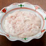 真っ白でキレイな豚の直腸を使用。手間を惜しまず丁寧に下処理されているためクサみが少なく、ホルモンが苦手な人にも食べやすいメニュー。味付けは塩のみであっさりとした印象。程よい歯ごたえがクセになります。