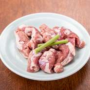 豚の横隔膜の筋肉であるハラミ。特に鮮度にこだわり厳選されているため、その味わいは格別です。見た目は赤身のように鮮やかで、食感は柔らかく、ジューシーで濃厚な味わいを楽しめます。ビールとの相性も抜群です。