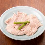 焼肉店ではあまり提供されていないという、希少部位「豚の乳房」を七輪焼きでいただけます。サクサクとした独特の食感と、ミルキーな甘味が美味。珍しい部位なので、来店時はぜひともオーダーしたい一品です。