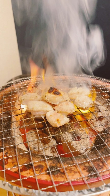 新鮮ホルモンを七輪で思い思いに焼き上げる