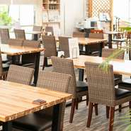 もともとガラス温室だった店内は、わんちゃんのカートも余裕で入れる広々とした空間です。木目を基調とした、南国のリゾートを思わせる落ち着いた雰囲気。優しい光が差し込む、オシャレなカフェです。