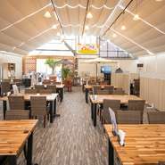 天井が高く、直射日光が当たらないように可動式の膜天井が張られています。わんちゃんはもちろん、小さなお子さまでも安心。大型エアコンも複数完備しているので、どの季節でもゆっくり過ごせます。