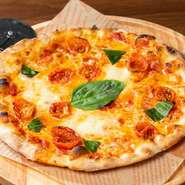 モチモチの生地の上に、トマトソース・モッツァレラチーズ・バジルを散らしたシンプルな一枚です。老若男女楽しめる人気メニュー。店内の石窯で一枚ずつ丁寧に焼きあげています。焼きたてのおいしさを堪能あれ。