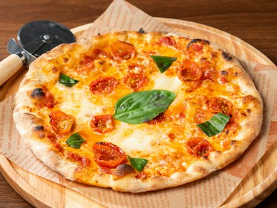 石窯で焼きあげるピザメニューの一番人気。子どもから大人まで老若男女楽しめる『マルゲリータ』