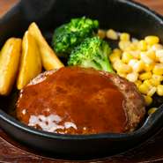 洋食の王道と言えばハンバーグ。ジューシーな肉の食感を、特製のデミグラスソースと共に味わえます。しっかりと肉汁が閉じ込められていて、食べごたえのある一品です。