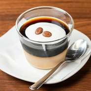 コーヒーとミルクの二層のゼリー。ぷるんとした食感が特徴です。ほろ苦くさわやかな味わいで、女性やお子さまに大人気のスイーツメニュー。食後のデザートとしていかが。