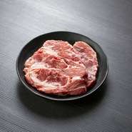 肉厚で濃厚な味わいの生ラムの肩ロース。より一層おいしく食べられる焼き方を、スタッフが丁寧に説明してくれます。ほど良い脂が贅沢な味を引き立て、ラム好きにはたまりません。