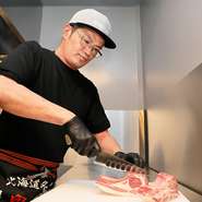 最高級のジンギスカンを提供してくれるお店。肉の管理から盛付け、炭や温度管理、焼き加減まで、すべてをゲストが一番おいしい状態で楽しめるように心掛けているそうです。