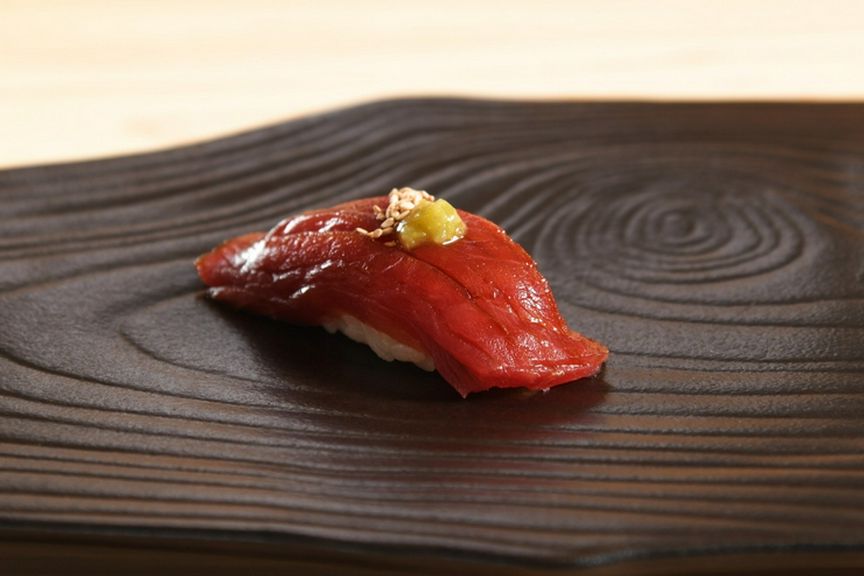 本格寿司と和食、新趣向の皿を一つのコースで堪能できる!