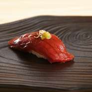 名駅の人気店【新日本料理　宗春】の姉妹店として2023年にオープン。江戸前寿司を軸に、【宗春】が得意とする和×洋の技が生む独創的な皿を披露。一つのコースで本格寿司と季節の和食、新たな美味を満喫できます。