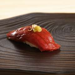 本格寿司と和食、新趣向の皿を一つのコースで堪能できる！