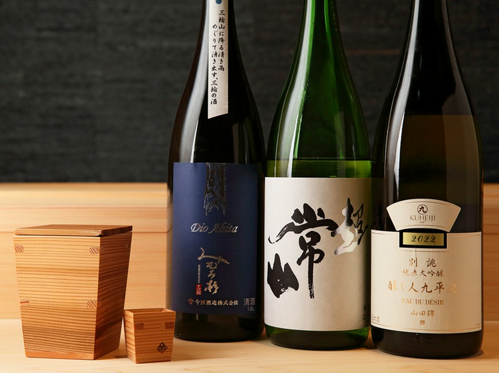 寿司ネタや旬の味覚に合うお酒を揃え、至福のペアリングを提供