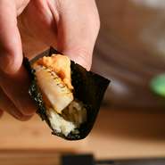 丸の内の接待スポットとして人気上昇中。メイン空間のカウンター席は貸切可能で、特別な贅沢感でビジネスパートナーをもてなせます。名古屋の最旬の食シーンを愉しめ、県外の人を招く場としても喜ばれるでしょう。
