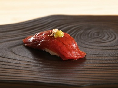 寿司通もうなる一貫！独自のひと手間が活きる『鮪漬けの握り』