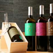 高級茶葉を低温抽出したプレミアムティーは、寿司や和食の食中ドリンクとして人気。ワイングラスで優雅にどうぞ！
※詳細は店舗でご案内。