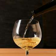 ブルゴーニュやボルドーをはじめ、【葉隠】の食材とコース内容を熟知した酒店が厳選した銘柄が揃います。