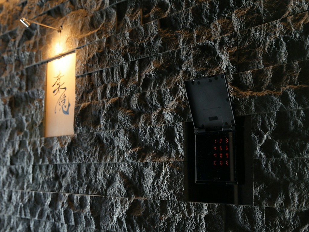 予約完了後に伝えられる暗証番号を入力すると店の扉が開く！