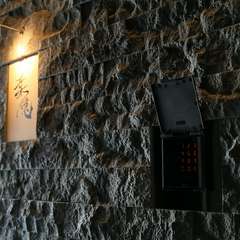 予約完了後に伝えられる暗証番号を入力すると店の扉が開く！