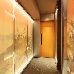 壁面の日本画が美しいアプローチの奥にメインのカウンター席が