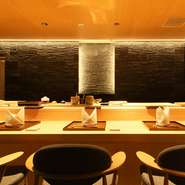 店名は江戸時代の武士道の書にちなみ、「今日を大切に生きる」素晴らしさを食を通して伝える思いを込めたもの。一貫一品のおいしさに加え、食材の組み合わせや演出の妙が格別。五感が喜ぶ食体験に出合えます！