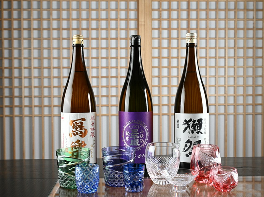 旬の料理と味わいたい日本酒。10種前後のオススメを用意