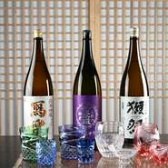 旬の料理と合わせたい日本酒は、10種類前後を常備。“今困難に直面している地域の人々に、飲食店という立場で出来ることをしたい”という店主の想いから、能登のお酒を積極的に取り入れる予定とのこと。