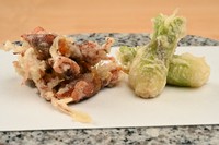 食べ頃を迎えた野菜をシンプルに食す天ぷら。鮮やかな彩りに、瑞々しい食感と。それぞれの素材の個性に向き合った逸品を楽しめます。