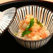 コースを締めくくる最後の逸品。〆にも贅沢な食材を使用し、最後の一口まで楽しませてくれます。