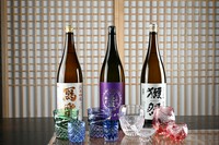 10種前後の日本酒ほか、オススメを取り揃えています。当日のメニューはお店にてご確認ください。