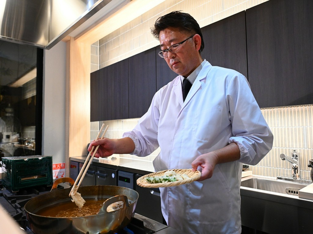 カウンターで光る、匠の手仕事をお楽しみください