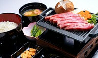 北海道白老牛の香りと味をダイレクトに楽しむなら、やはりステーキがオススメです。きめ細かな霜降りで、とても柔らかい。表面に軽く焼き目が付く程度のミディアムレアでいただきます。