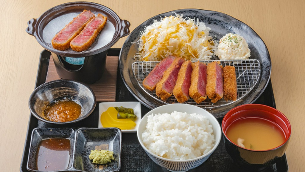 衣は薄付きで揚げるカツ。仕上げは各自におまかせ『和牛サーロイン牛かつ御膳（特上）』