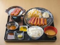 衣は薄付きで揚げるカツ。仕上げは各自におまかせ『和牛サーロイン牛かつ御膳（特上）』