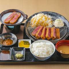 衣は薄付きで揚げるカツ。仕上げは各自におまかせ『和牛サーロイン牛かつ御膳（特上）』