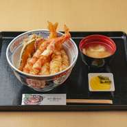 こだわりの食材を存分に味わって欲しいという想いから、大きな海老とかにを豪快に使っています。ボリューム満点な上に、日本料理で経験を積んだ料理長が揚げる天ぷらは食感も味わいも格別。