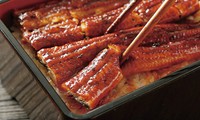 うなぎは、皮目をパリッと身はふっくら焼き上げています。白米とうなぎ、どちらも味わってもらえるように敢えてタレは控えめに。別添えで用意されているので、自由に足すことができます。