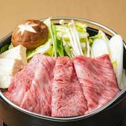 神戸牛は、火の通りを良くするために薄くそれでいて大判にスライスしています。そのため割下にくぐらせるだけで丁度良い塩梅に。だしの旨みが効いた割下で肉の旨みや甘みを引き出します。