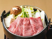 神戸牛は、火の通りを良くするために薄くそれでいて大判にスライスしています。そのため割下にくぐらせるだけで丁度良い塩梅に。だしの旨みが効いた割下で肉の旨みや甘みを引き出します。