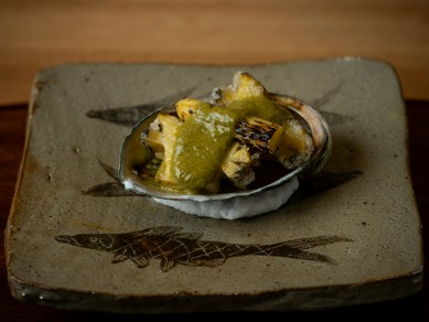 三陸より届く鮮度抜群の蝦夷鮑を旨みたっぷりのソースで堪能『蝦夷鮑とホワイトアスパラガス肝ソースがけ』