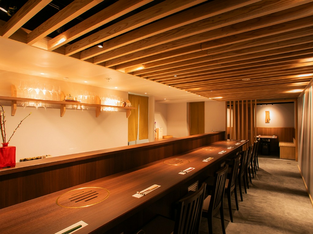 中洲川端の落ち着いた風情に包まれ、記憶に残る食体験に憩える